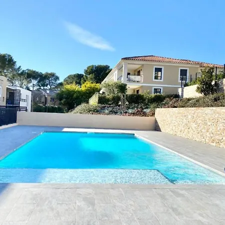Apartment Beautiful Apartment For 5 With Swimming Pool Saint-Raphael (Var)