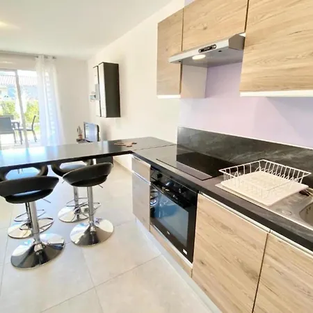 Beautiful Apartment For 5 With Swimming Pool *