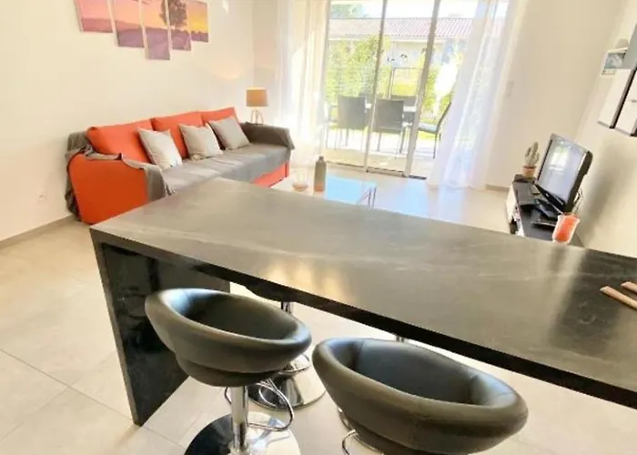 Beautiful For 5 With Swimming Pool