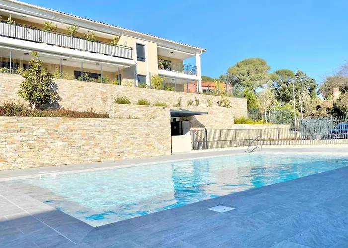 Beautiful For 5 With Swimming Pool